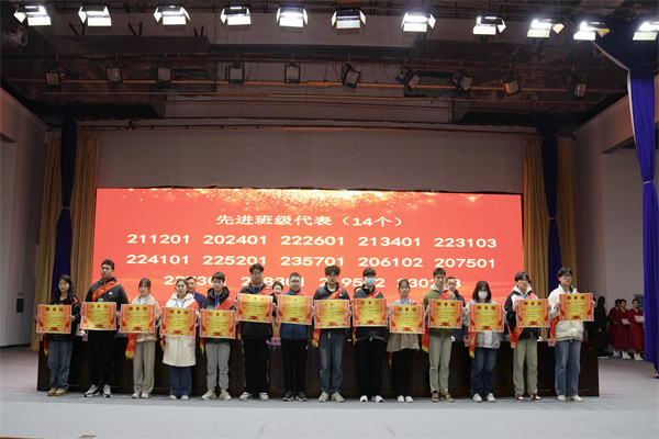 先進(jìn)集體、優(yōu)秀學(xué)生代表領(lǐng)獎.jpg